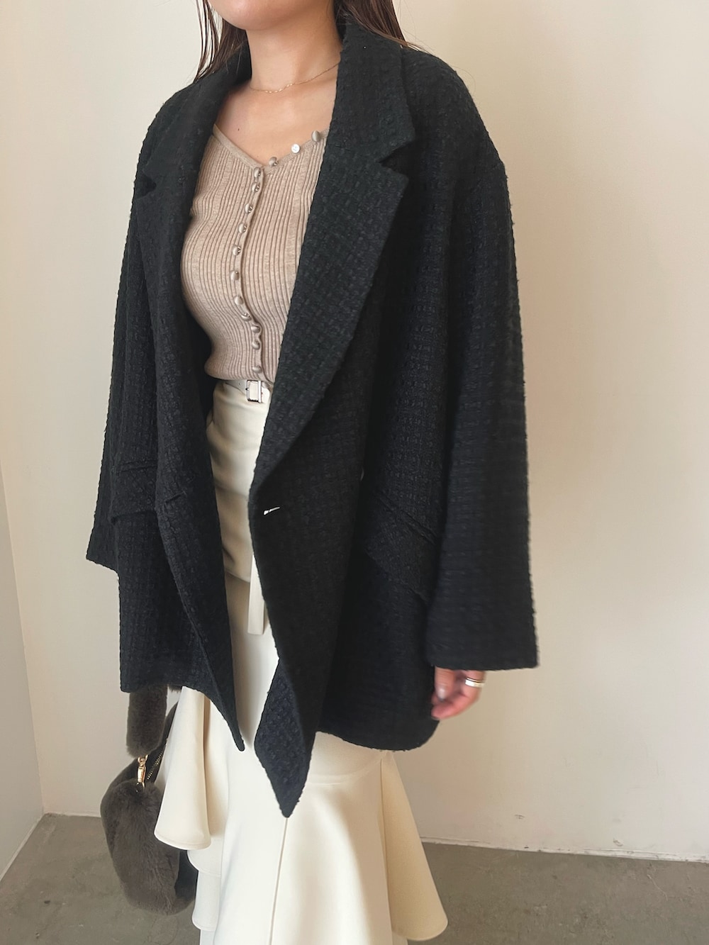 ベージュ系のワンピース、ブラック系のブーツ、ブラウン系のショルダーバッグを着用したレディースの冬コーディネートの10枚目の写真