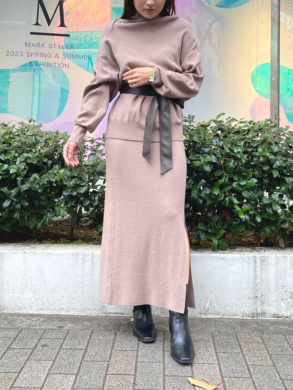 ベージュ系のニット/セーター、ベージュ系のスカートを着用したレディースの冬コーディネートの3枚目の写真