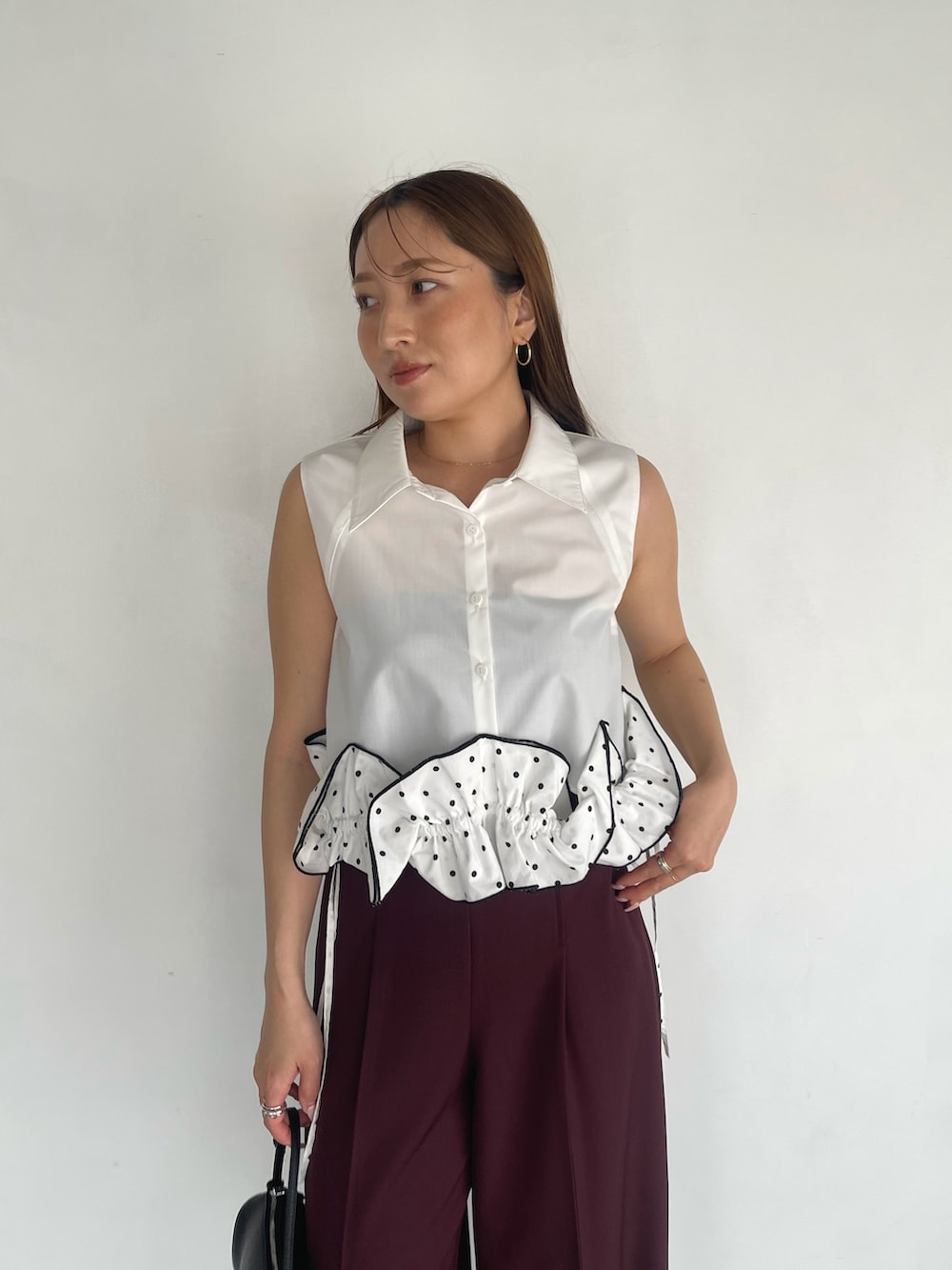 レッド系のその他パンツ、ホワイト系のシャツ/ブラウスを着用したレディースの夏コーディネートの8枚目の写真