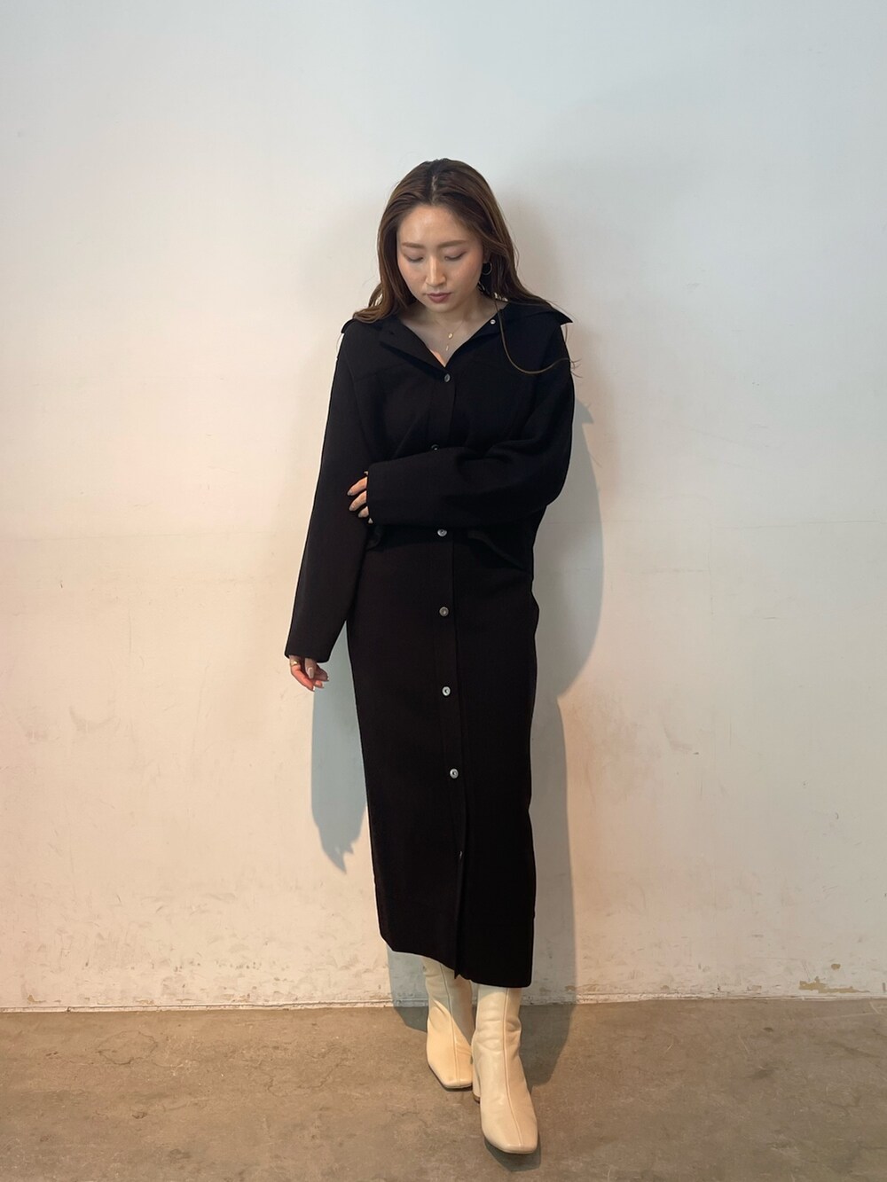 ブラック系のカーディガン/ボレロ、ブラック系のスカート、ホワイト系のブーツを着用したレディースの夏コーディネートの4枚目の写真