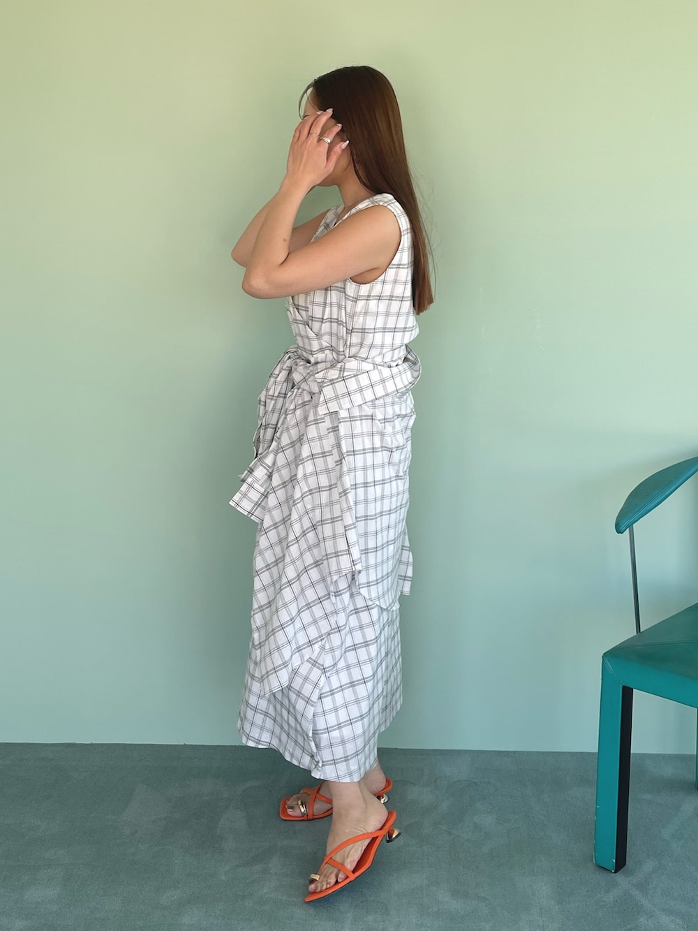 ホワイト系のワンピース、オレンジ系のサンダルを着用したレディースの春コーディネートの3枚目の写真