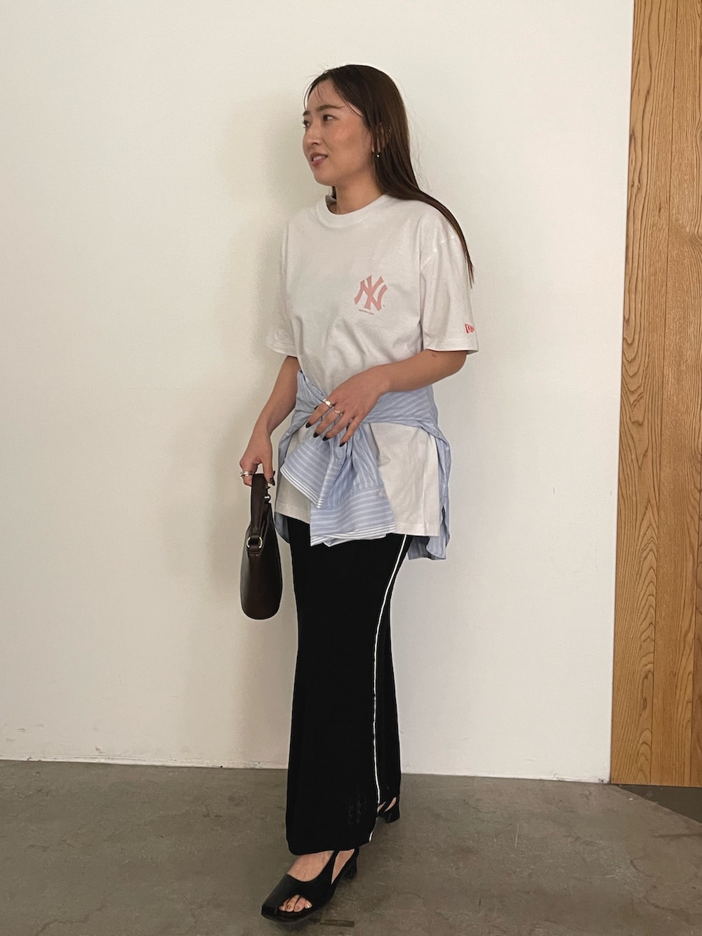 ホワイト系のTシャツ/カットソー、ブルー系のシャツ/ブラウス、ブラック系のサンダルを着用したレディースの冬コーディネートの2枚目の写真