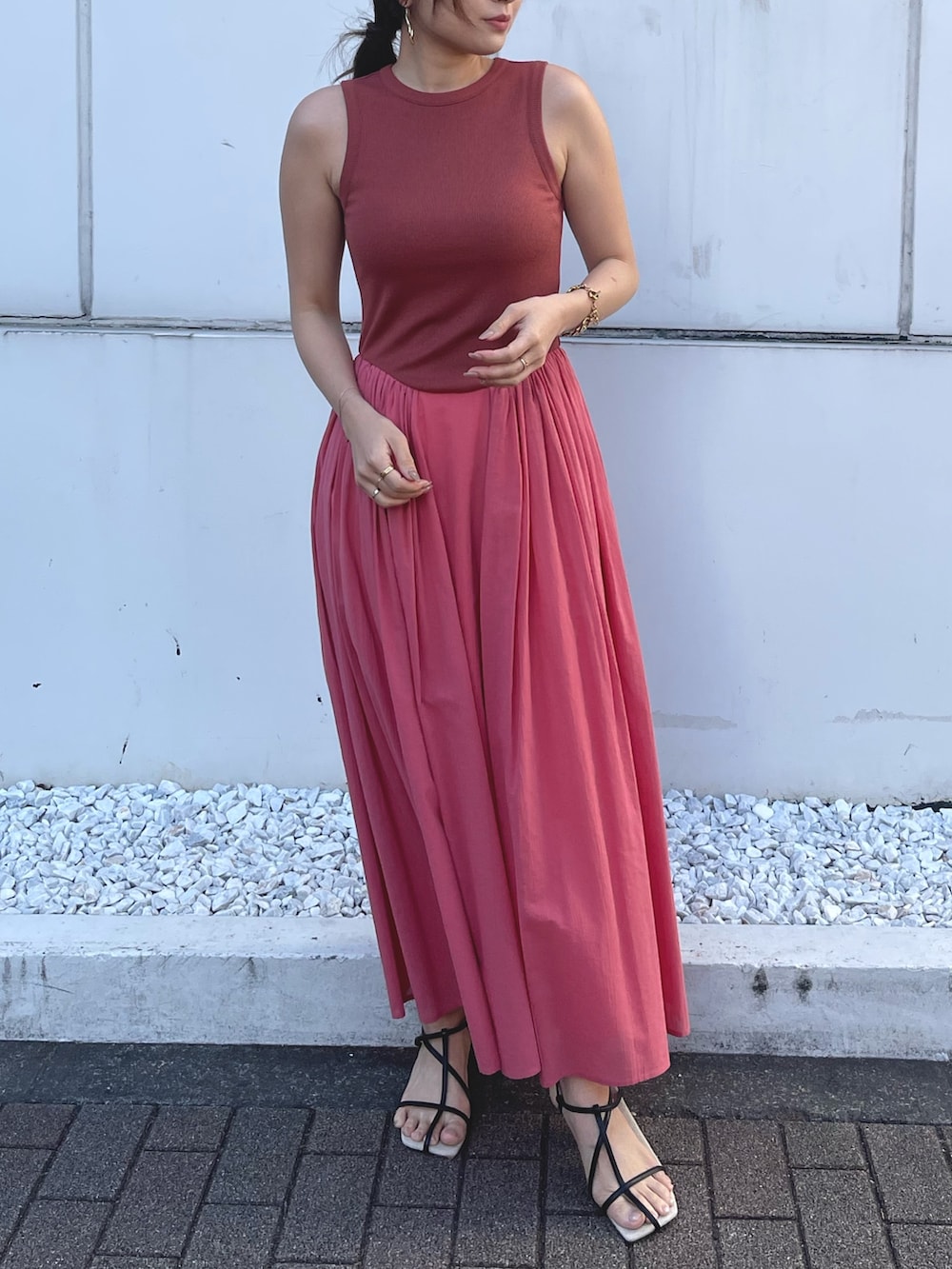 ブラック系のサンダル、ピンク系のワンピースを着用したレディースの春コーディネートの3枚目の写真