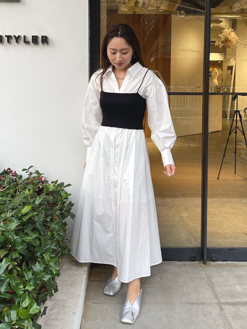 シルバー系のパンプス、ホワイト系のシャツワンピースを着用したレディースの冬コーディネートの3枚目の写真