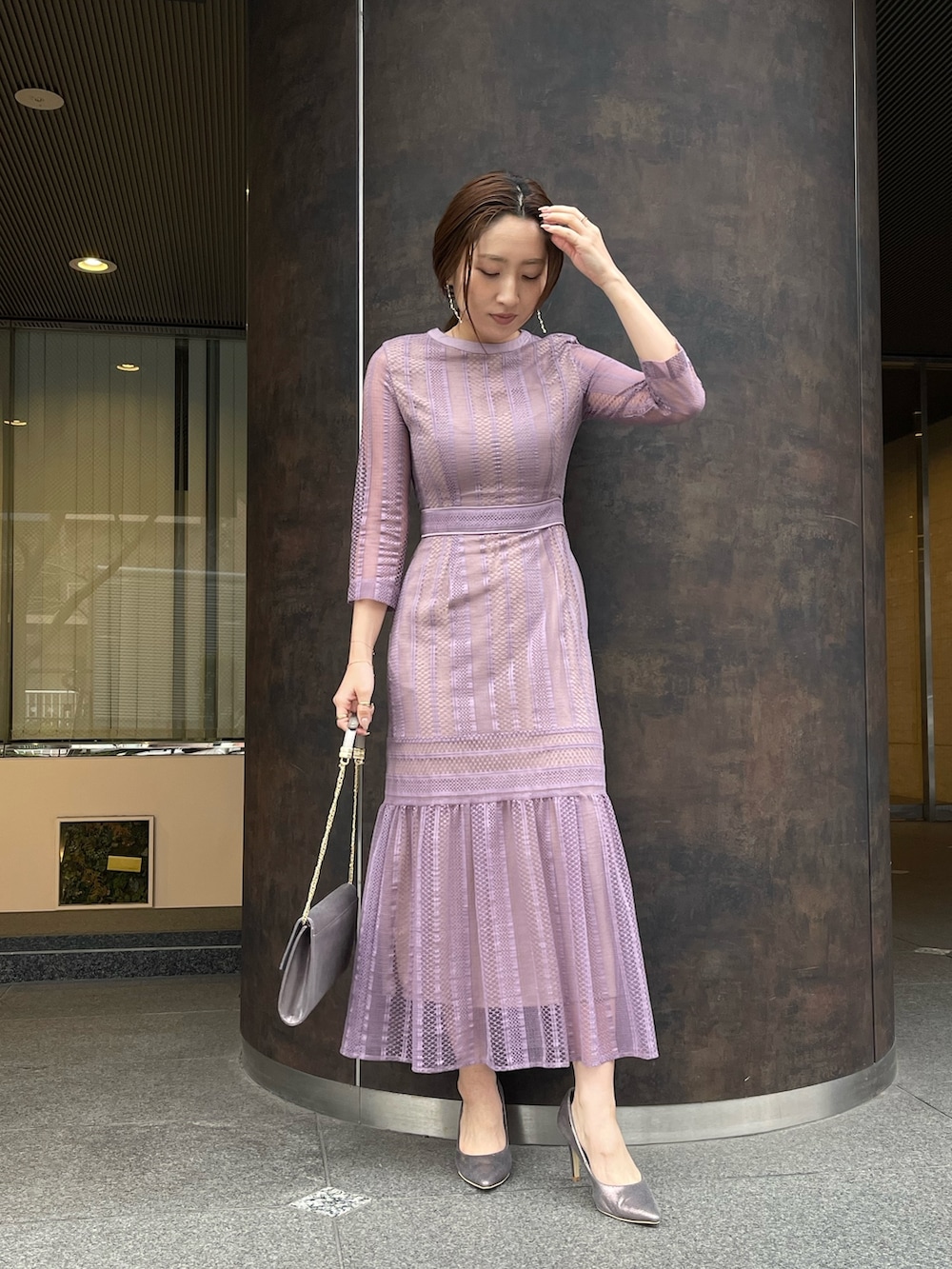 シルバー系のパンプス、シルバー系のハンドバッグ、ブラック系のその他アウターを着用したレディースの冬コーディネートの6枚目の写真