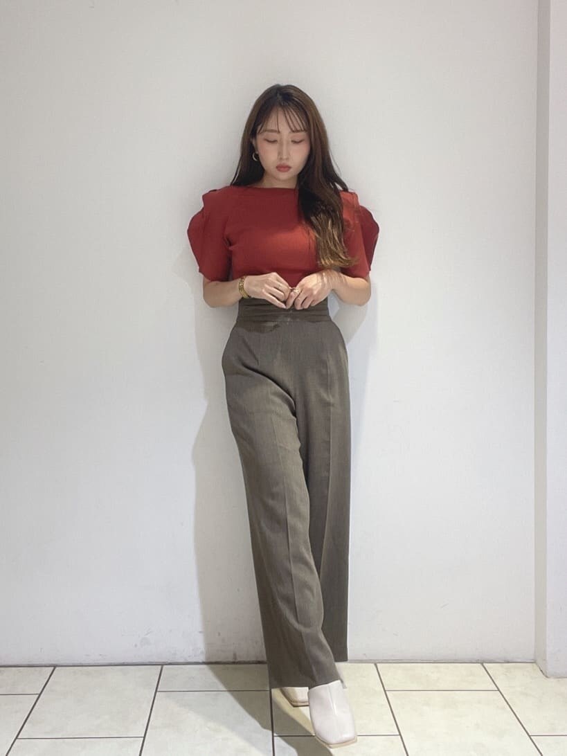 ホワイト系のサンダル、ブラウン系のその他パンツ、オレンジ系のニット/セーターを着用したレディースの夏コーディネートの4枚目の写真