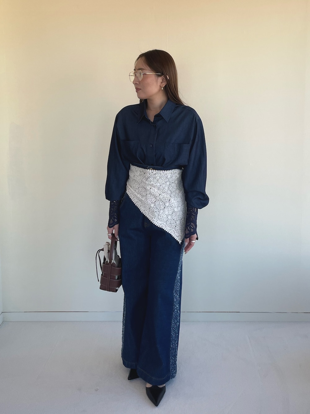 ブラック系のパンプス、ブルー系のデニムパンツ、ブルー系のシャツ/ブラウスを着用したレディースの春コーディネートの8枚目の写真