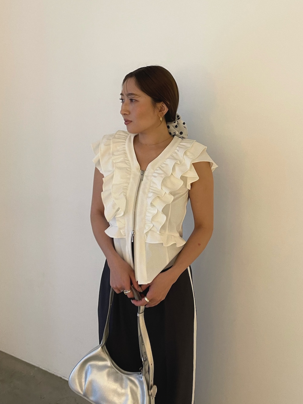 シルバー系のハンドバッグ、ホワイト系のシャツ/ブラウス、グレー系のその他パンツを着用したレディースの春コーディネートの8枚目の写真