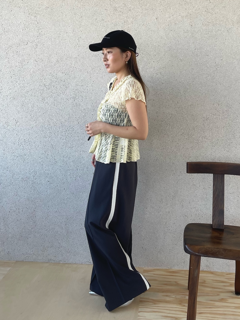 シルバー系のパンプス、グレー系のその他パンツ、ベージュ系のブルゾンを着用したレディースの春コーディネートの9枚目の写真