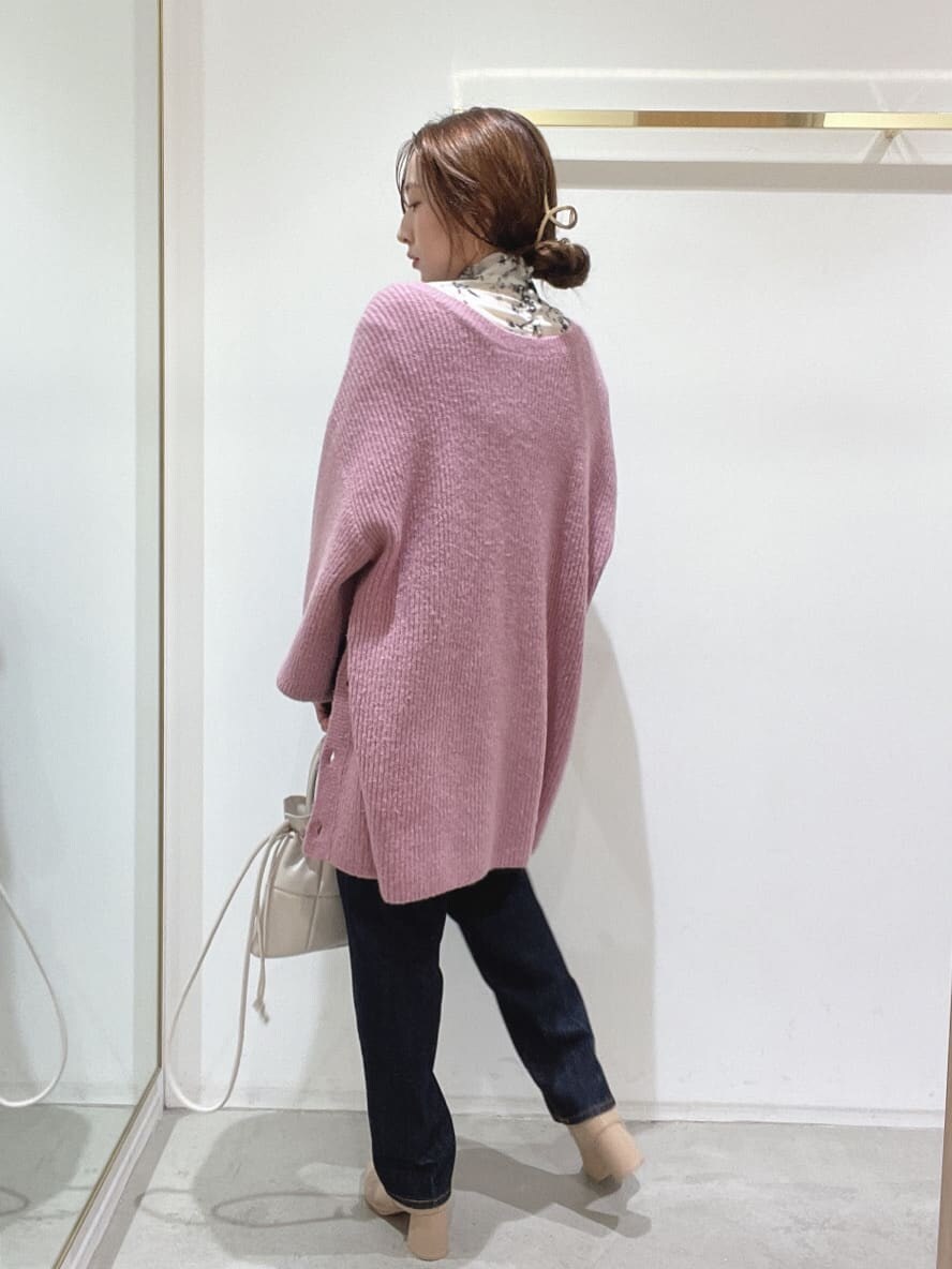 グレー系のシャツ/ブラウス、ベージュ系のブーツ、ブルー系のデニムパンツを着用したレディースの秋コーディネートの6枚目の写真