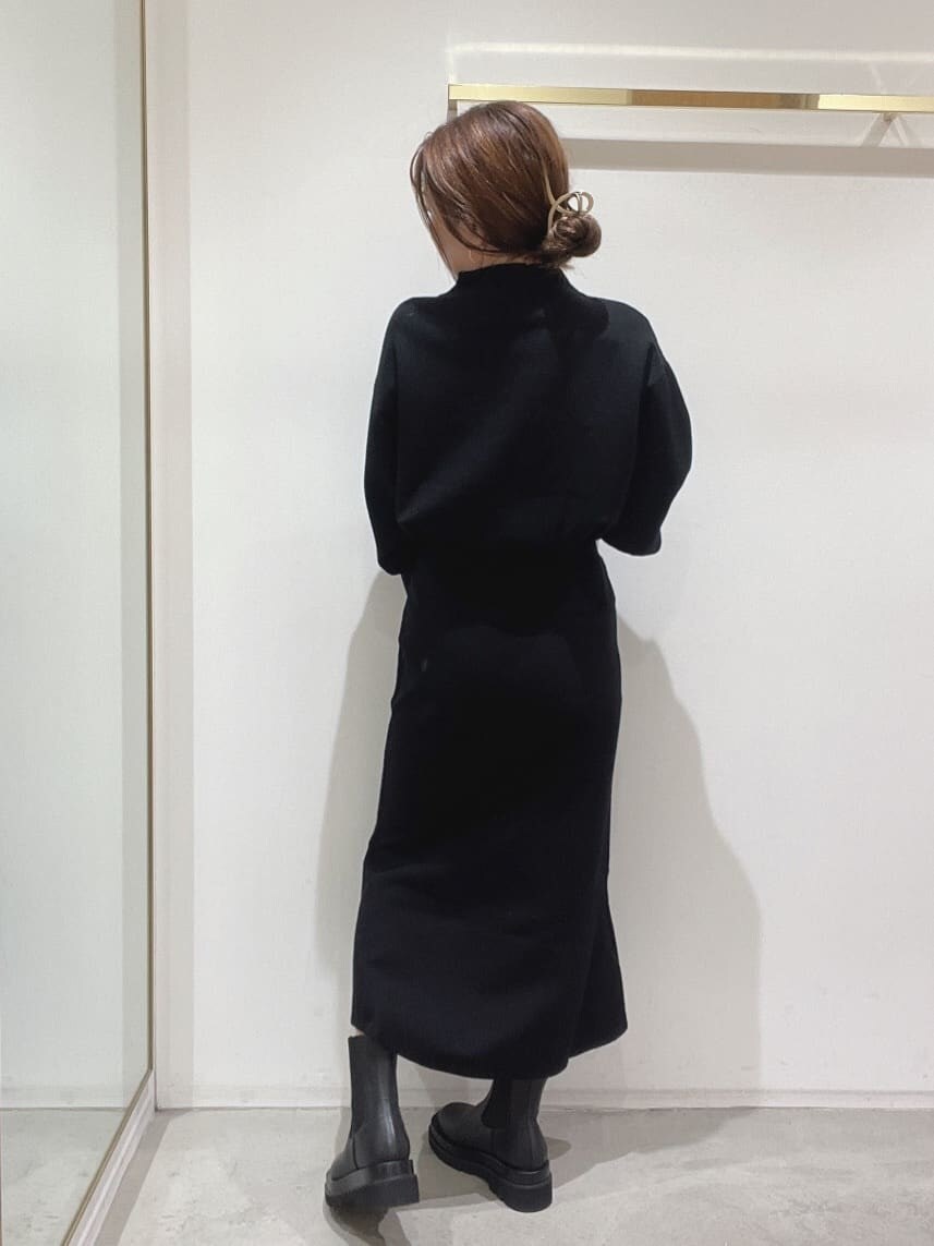 ブラック系のブーツ、ブラック系のニット/セーター、ブラック系のスカートを着用したレディースの秋コーディネートの8枚目の写真