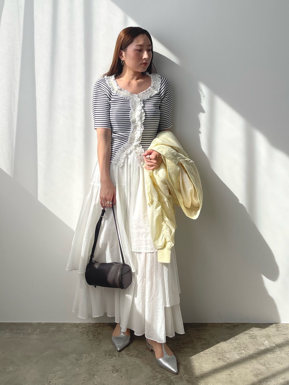 その他のニット/セーター、イエロー系のブルゾン、ホワイト系のスカートを着用したレディースの春コーディネートの3枚目の写真