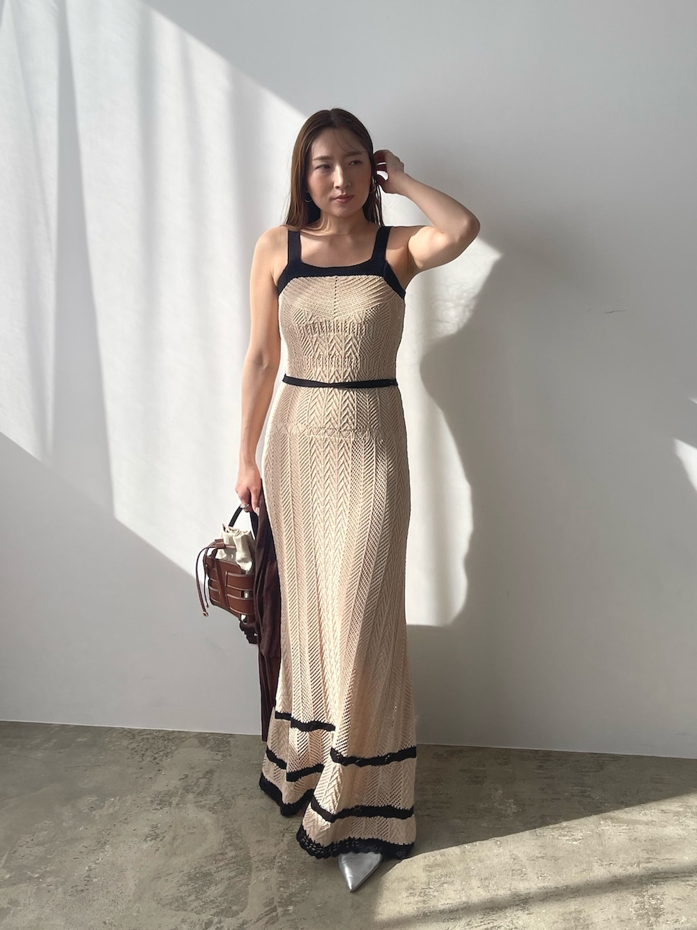 ベージュ系のワンピース、ブラウン系のカーディガン/ボレロ、シルバー系のパンプスを着用したレディースの春コーディネートの7枚目の写真