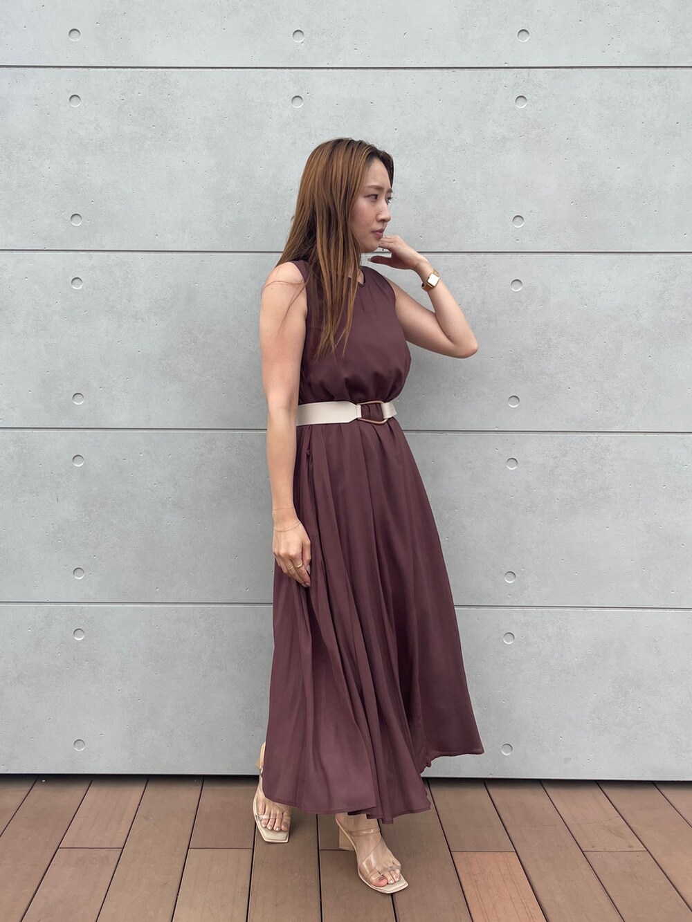 その他のサンダル、ブラウン系のワンピース、ホワイト系のベルトを着用したレディースの夏コーディネートの2枚目の写真