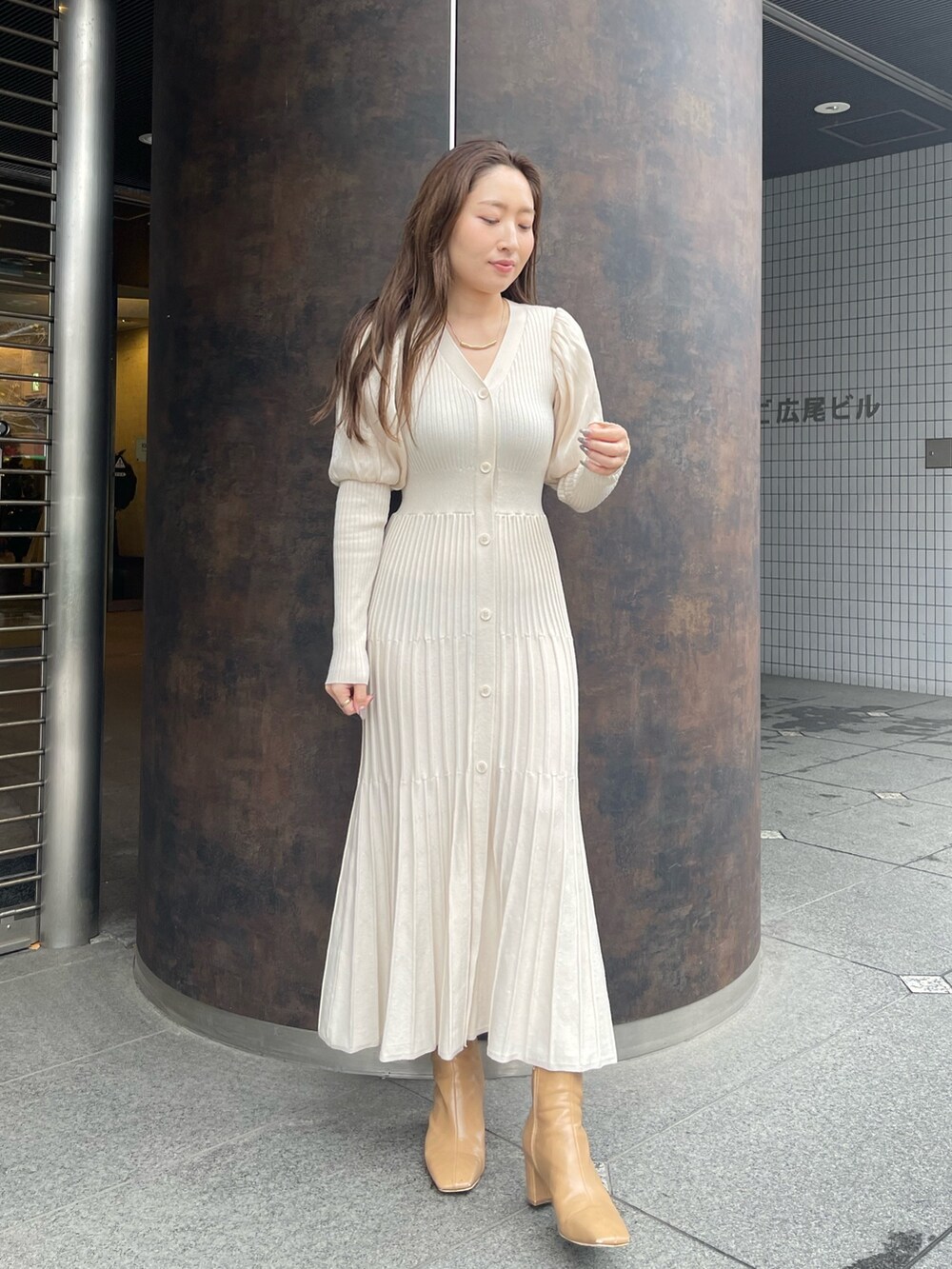 ホワイト系のワンピース、ベージュ系のブーツ、ホワイト系のブーツを着用したレディースの冬コーディネートの3枚目の写真