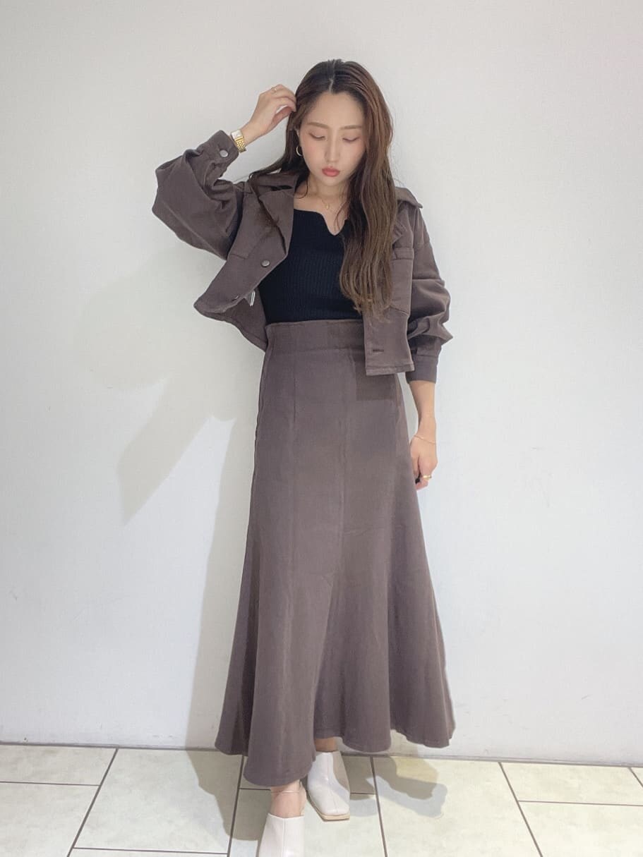 ホワイト系のサンダル、ブラウン系のデニムジャケット、ブラウン系のスカートを着用したレディースの夏コーディネートの5枚目の写真