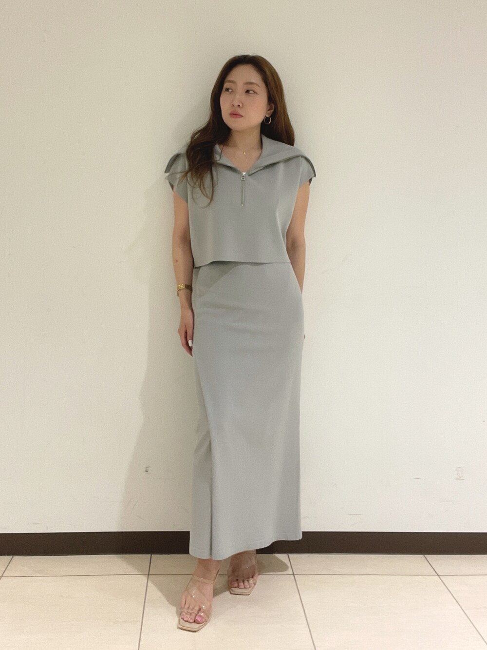 ブルー系のニット/セーター、ブルー系のスカートを着用したレディースの春コーディネートの4枚目の写真