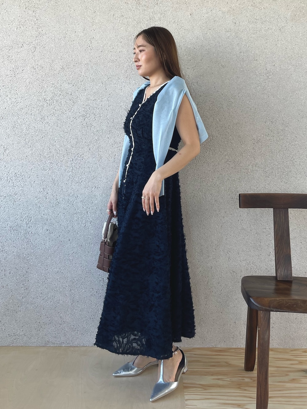 シルバー系のパンプス、ブルー系のワンピース、ブルー系のカーディガン/ボレロを着用したレディースの春コーディネートの3枚目の写真