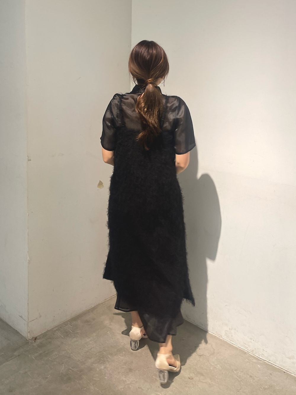 ベージュ系のパンプス、ブラック系のドレスを着用したレディースの春コーディネートの4枚目の写真