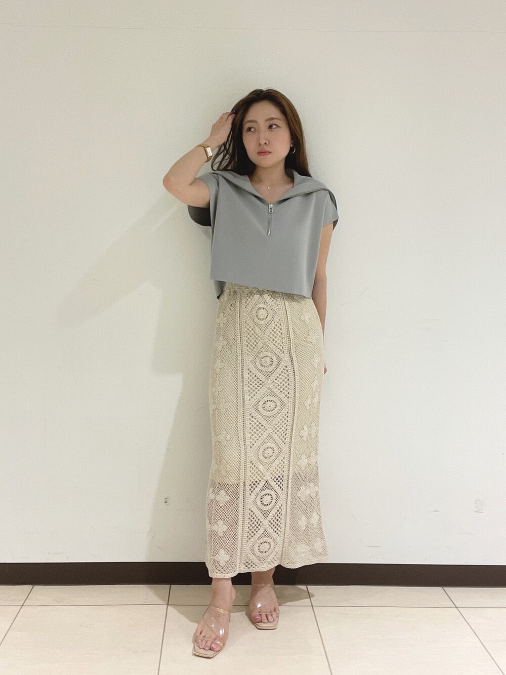 ブルー系のニット/セーター、ホワイト系のスカートを着用したレディースの春コーディネートの3枚目の写真