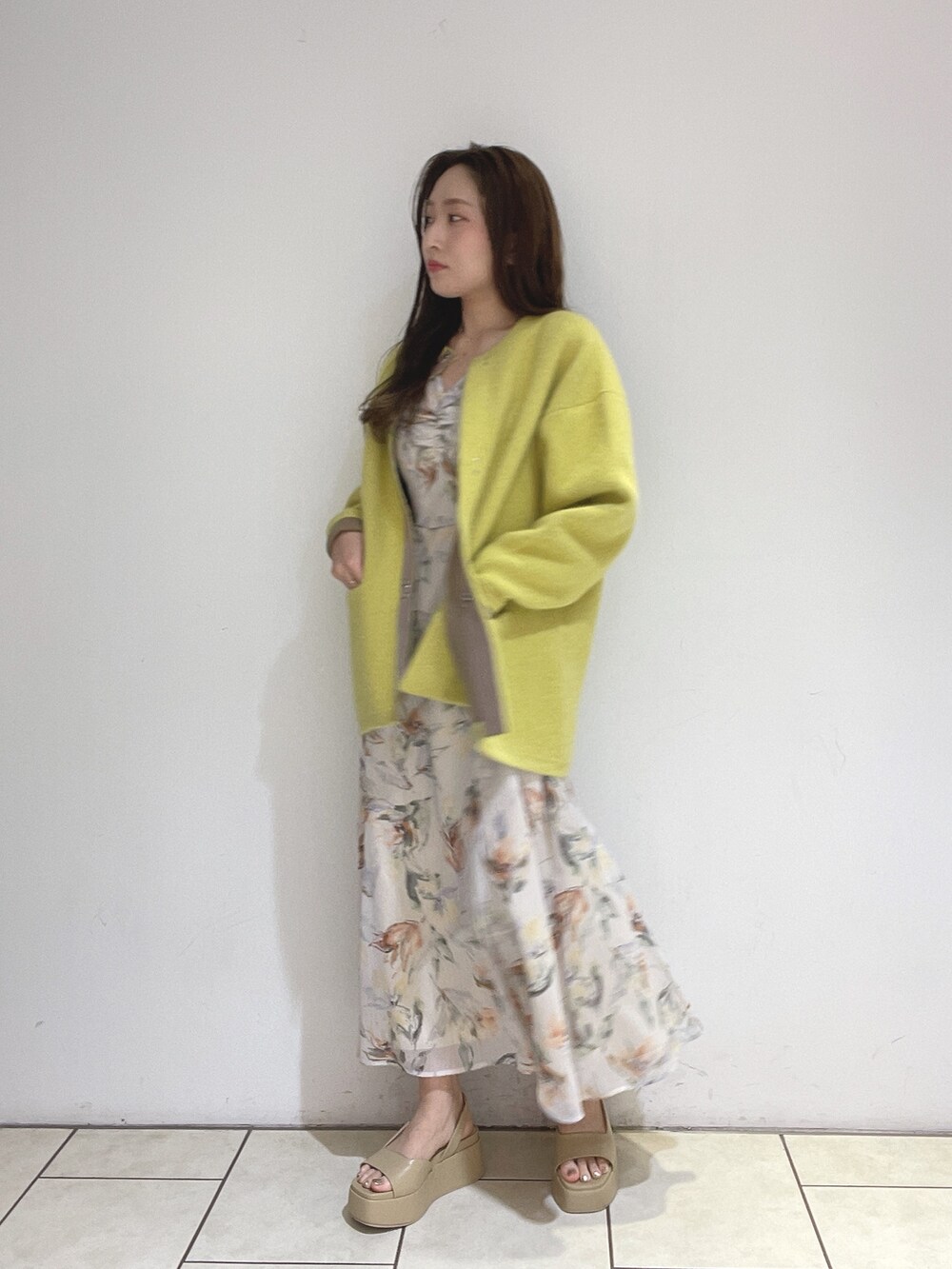 ホワイト系のワンピース、イエロー系のカーディガン/ボレロ、ベージュ系のサンダルを着用したレディースの冬コーディネートの5枚目の写真