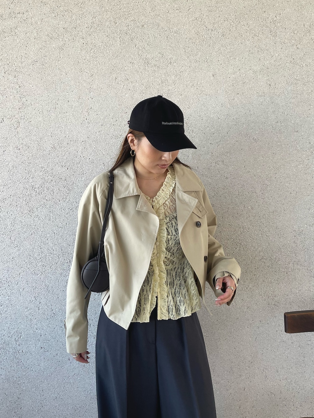 シルバー系のパンプス、グレー系のその他パンツ、ベージュ系のブルゾンを着用したレディースの春コーディネートの5枚目の写真