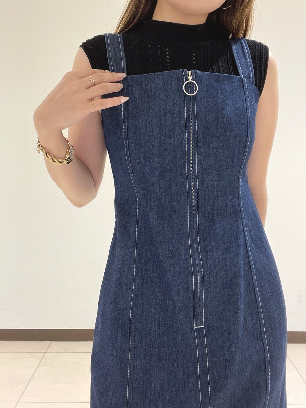 ブラック系のニット/セーター、ブルー系のワンピースを着用したレディースの夏コーディネートの10枚目の写真