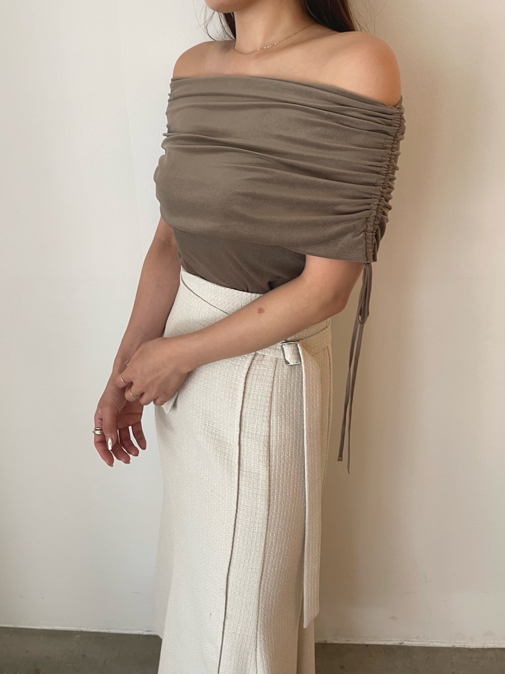 ベージュ系のパンプス、ブラウン系のTシャツ/カットソー、ホワイト系のスカートを着用したレディースの夏コーディネートの8枚目の写真