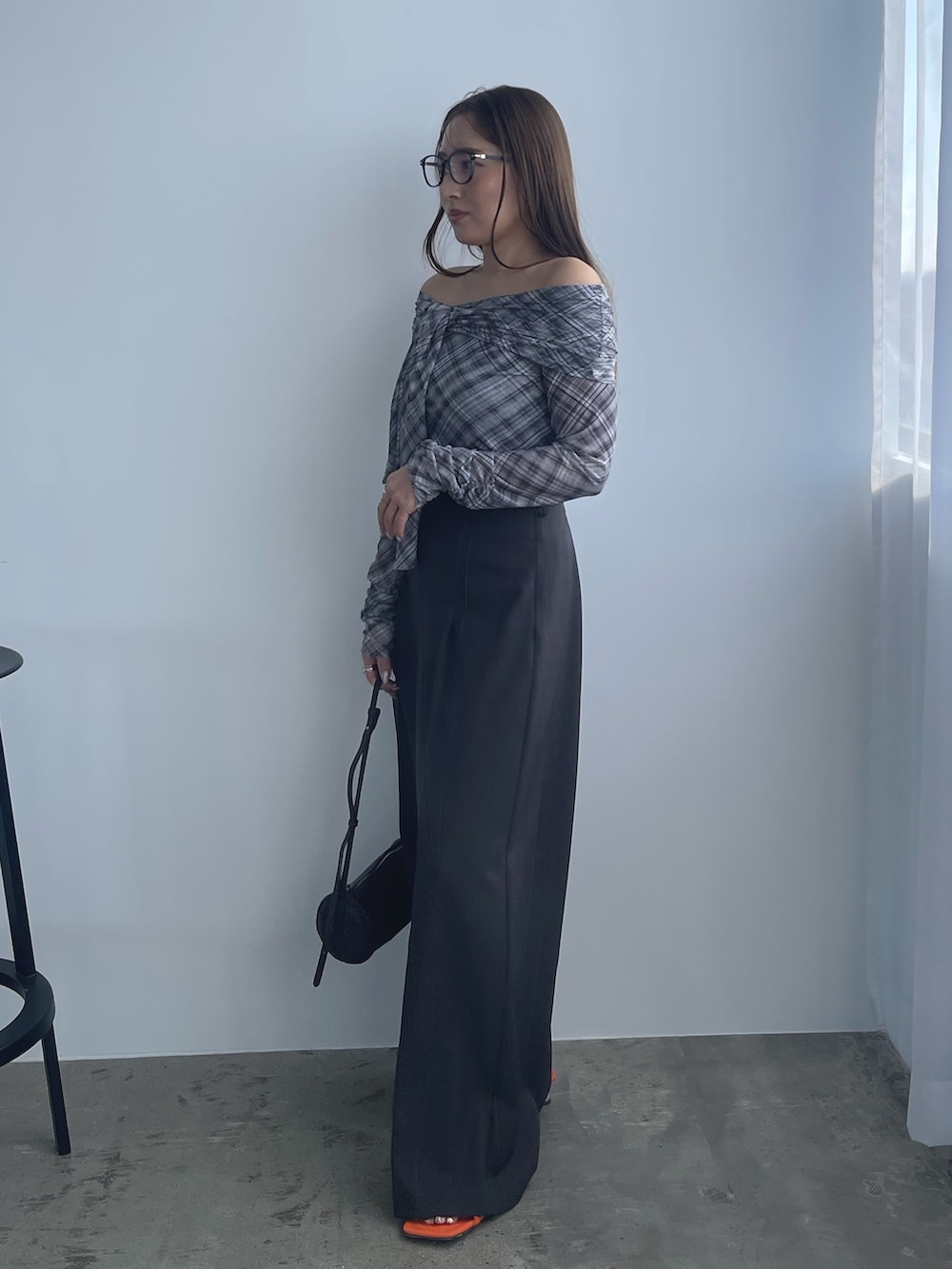 グレー系のシャツ/ブラウス、グレー系のその他パンツを着用したレディースの冬コーディネートの5枚目の写真