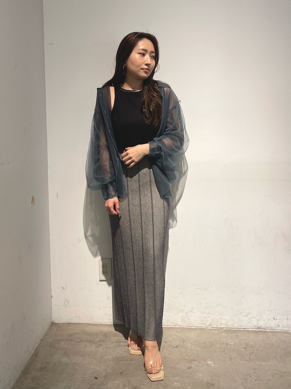 ブルー系のシャツ/ブラウス、グレー系のスカート、ブラック系のTシャツ/カットソーを着用したレディースの春コーディネートの3枚目の写真