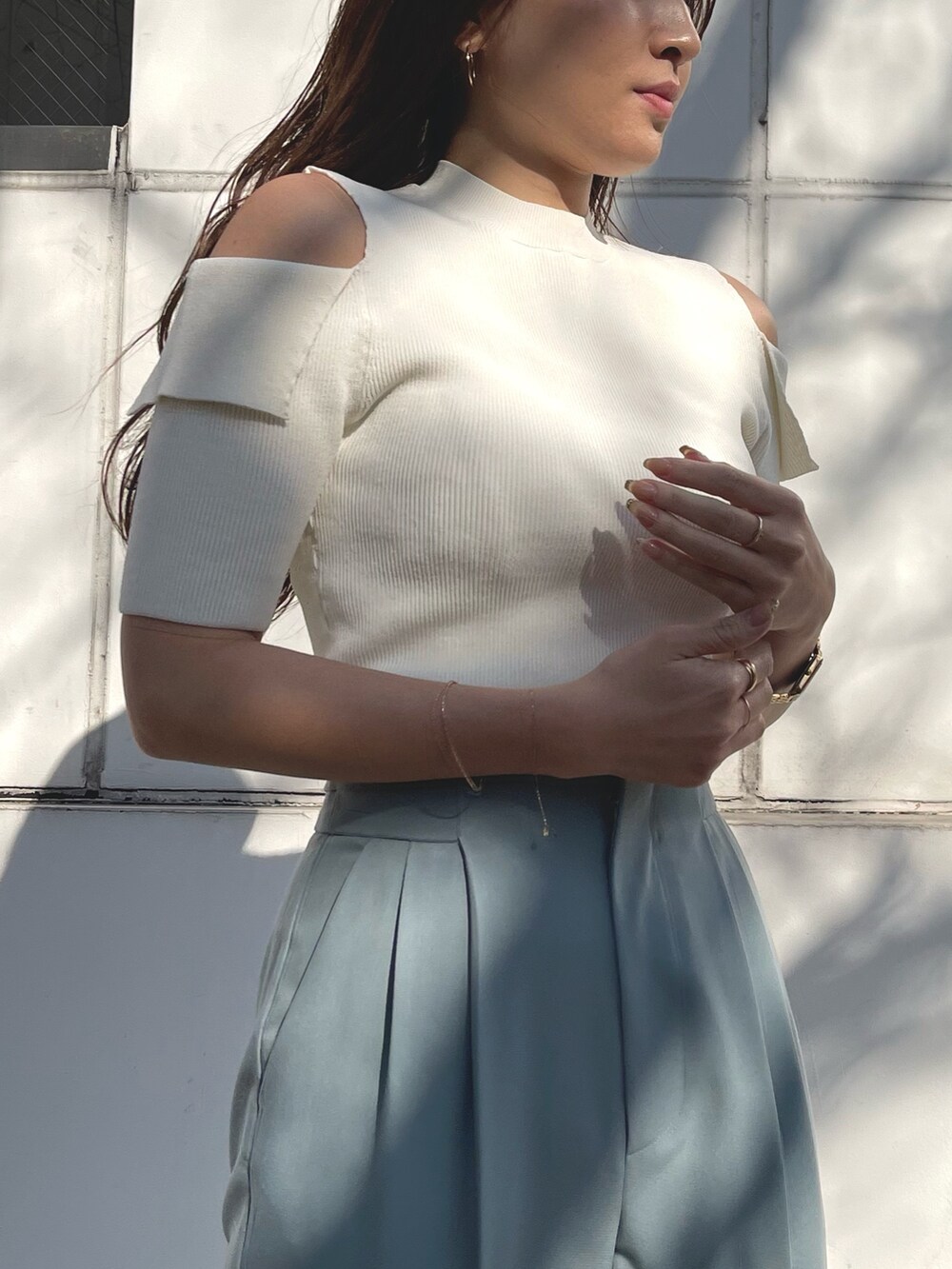 ブルー系のその他パンツ、その他のサンダル、ホワイト系のニット/セーターを着用したレディースの冬コーディネートの4枚目の写真