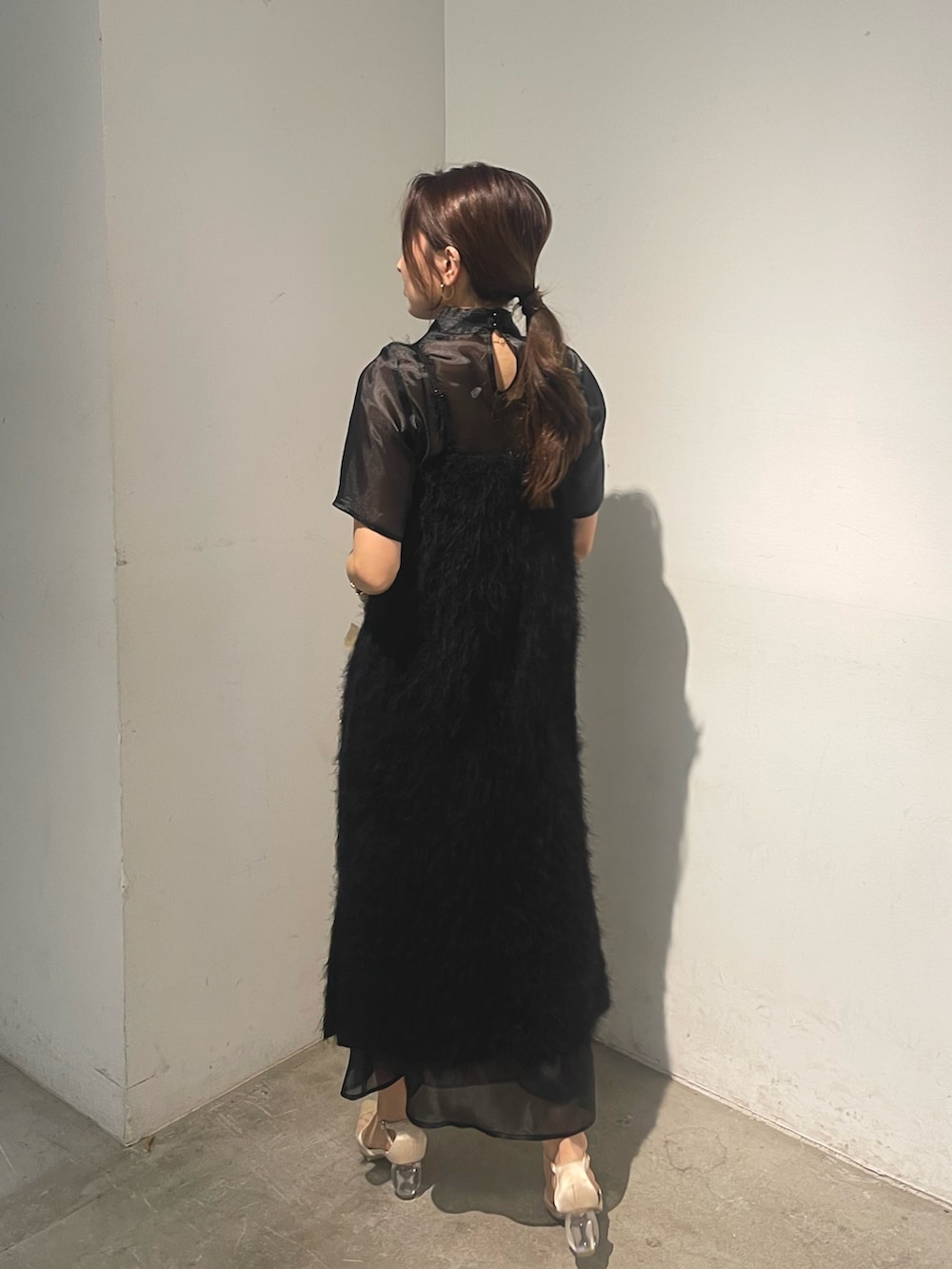 ベージュ系のパンプス、ブラック系のドレスを着用したレディースの春コーディネートの5枚目の写真