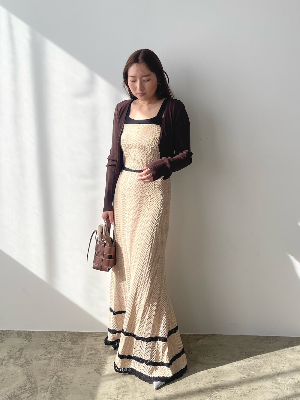 ベージュ系のワンピース、ブラウン系のカーディガン/ボレロ、シルバー系のパンプスを着用したレディースの春コーディネートの4枚目の写真