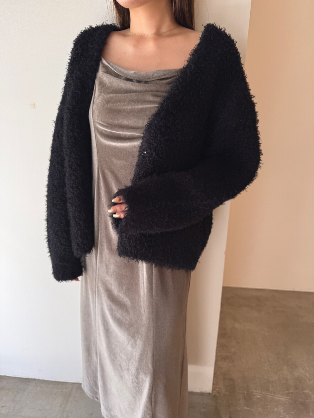 グレー系のワンピース、ブラック系のローファー、ブラック系のカーディガン/ボレロを着用したレディースの夏コーディネートの6枚目の写真