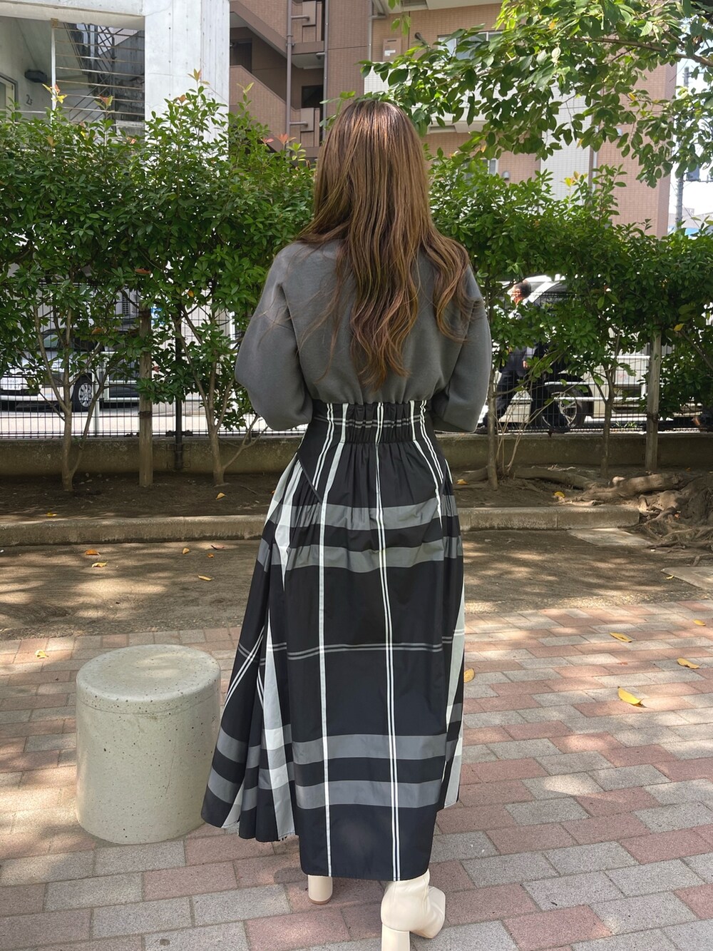 ホワイト系のブーツ、ブラック系のワンピースを着用したレディースの冬コーディネートの7枚目の写真