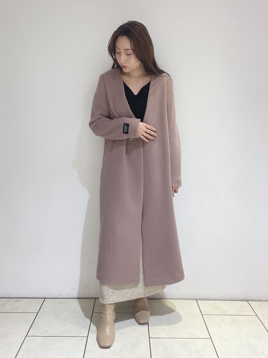 ベージュ系のブーツ、ピンク系のノーカラーコート、ブラック系のニット/セーターを着用したレディースの秋コーディネートの7枚目の写真