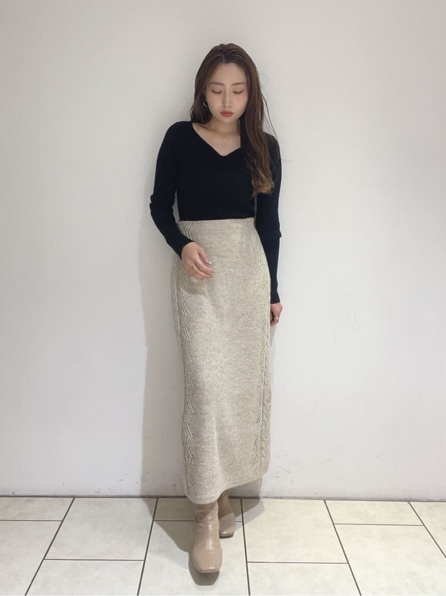 ベージュ系のブーツ、ピンク系のノーカラーコート、ブラック系のニット/セーターを着用したレディースの秋コーディネートの10枚目の写真