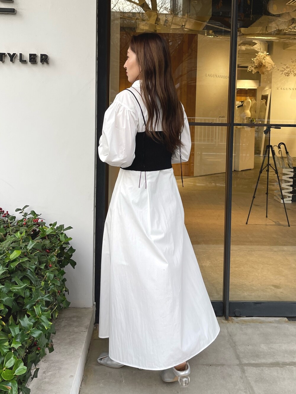 シルバー系のパンプス、ホワイト系のシャツワンピースを着用したレディースの冬コーディネートの5枚目の写真