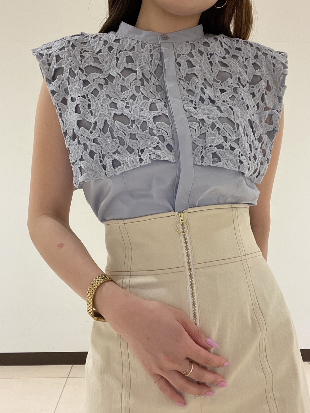 ホワイト系のスカート、その他のサンダル、ブルー系のシャツ/ブラウスを着用したレディースの春コーディネートの6枚目の写真