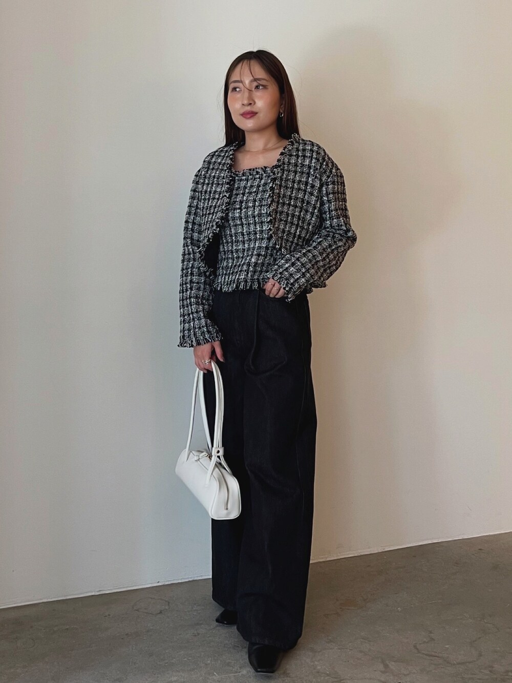 ブラック系のブーツ、ブラック系のテーラードジャケット、ブラック系のデニムパンツを着用したレディースの夏コーディネートの6枚目の写真