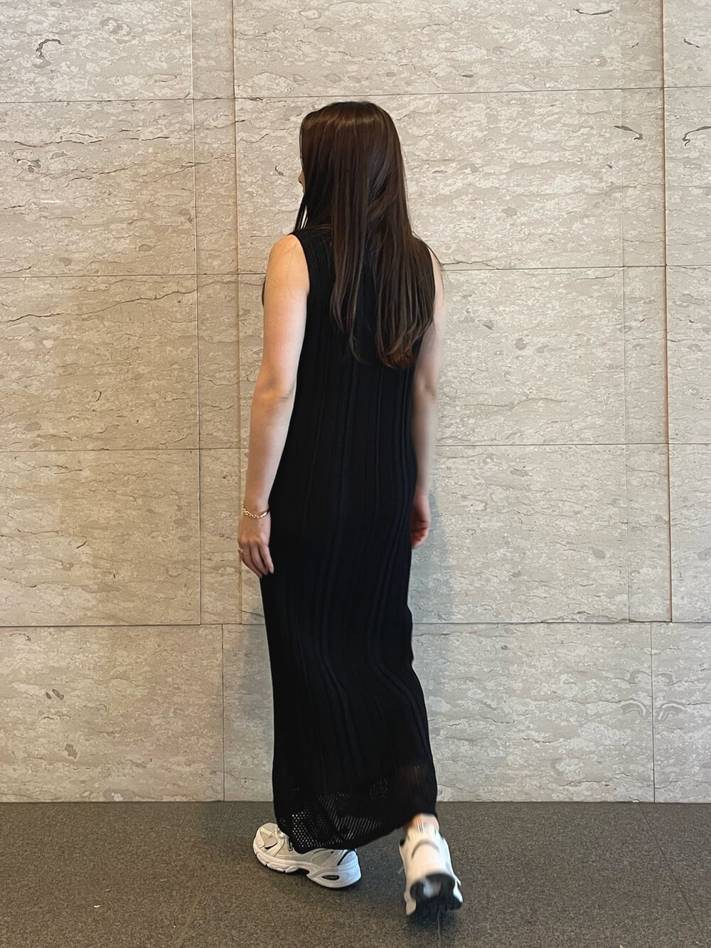 ブラック系のワンピース、ゴールド系のブレスレットを着用したレディースの夏コーディネートの4枚目の写真