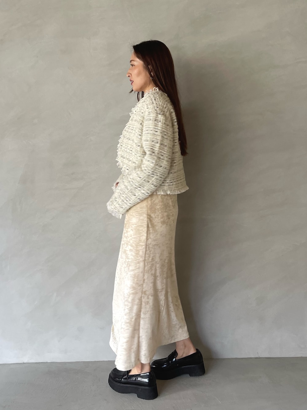 ベージュ系のワンピース、ホワイト系のテーラードジャケットを着用したレディースの夏コーディネートの3枚目の写真