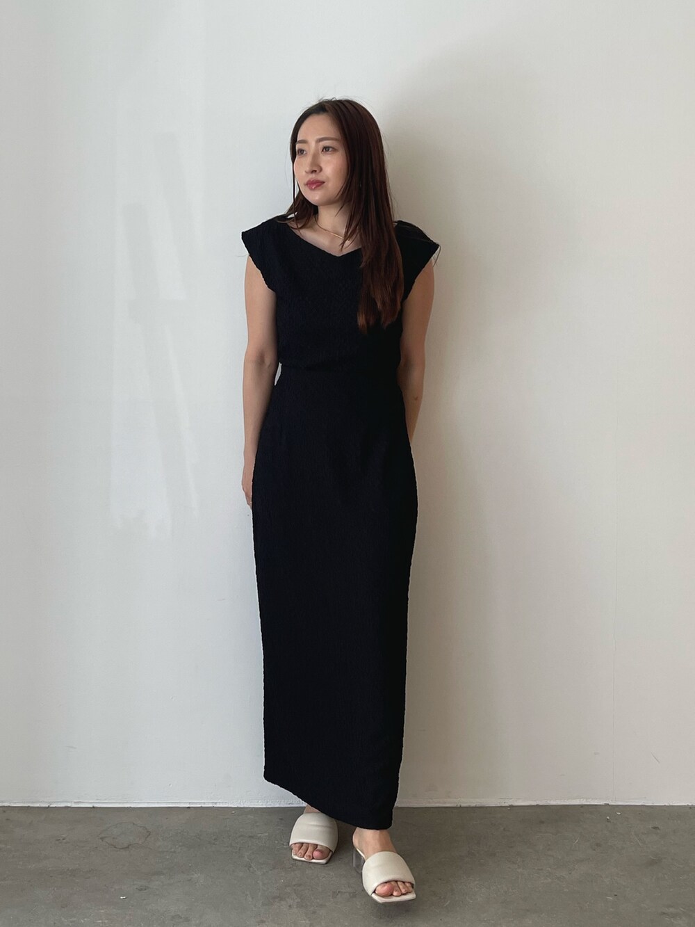 ホワイト系のサンダル、ブラック系のTシャツ/カットソー、ブラック系のスカートを着用したレディースの春コーディネートの2枚目の写真