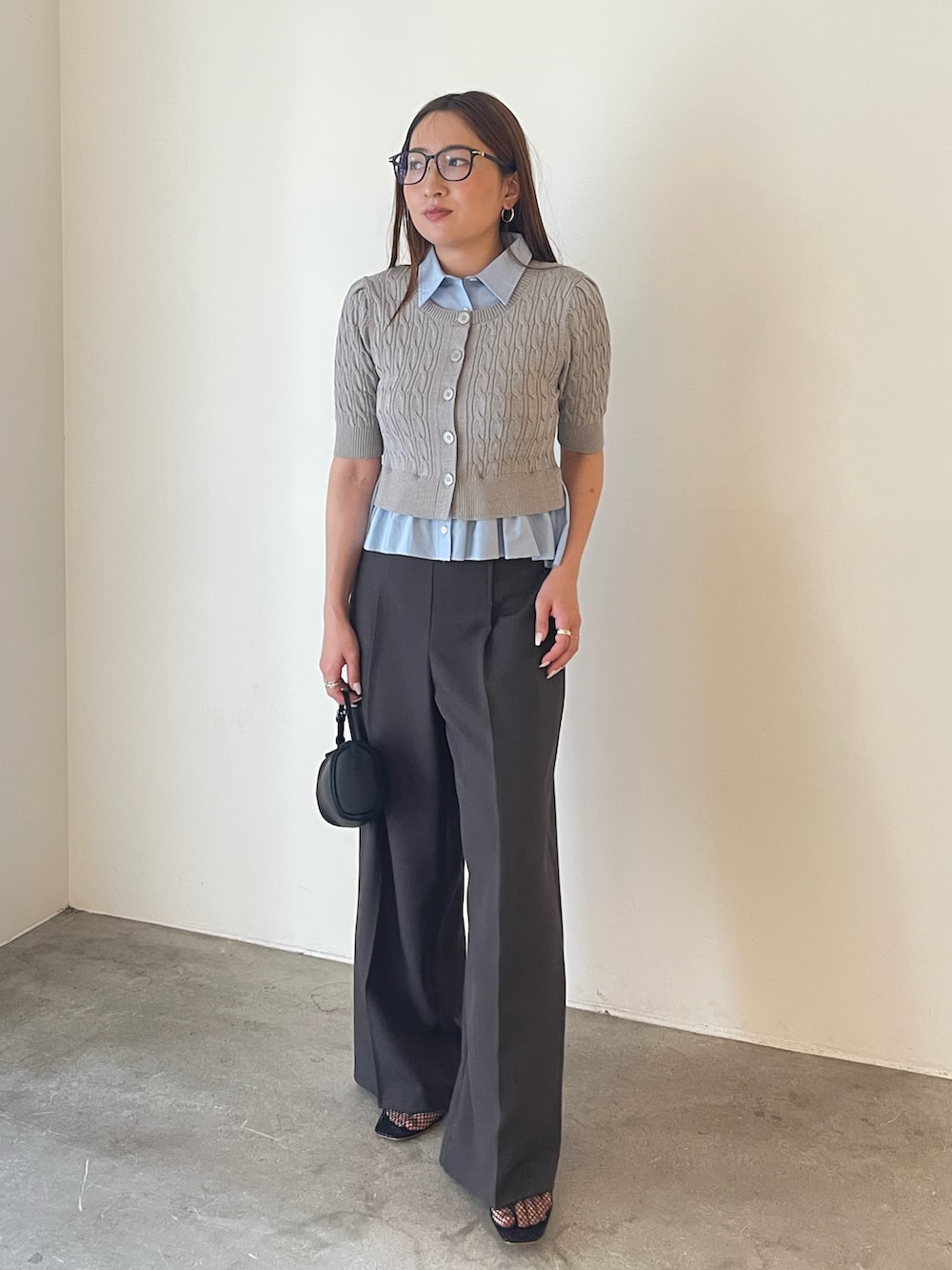 グレー系のその他パンツ、グレー系のニット/セーターを着用したレディースの冬コーディネートの2枚目の写真