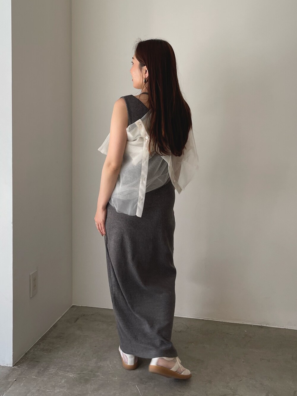 ホワイト系のスニーカー、グレー系のワンピース、ホワイト系のシャツ/ブラウスを着用したレディースの春コーディネートの5枚目の写真