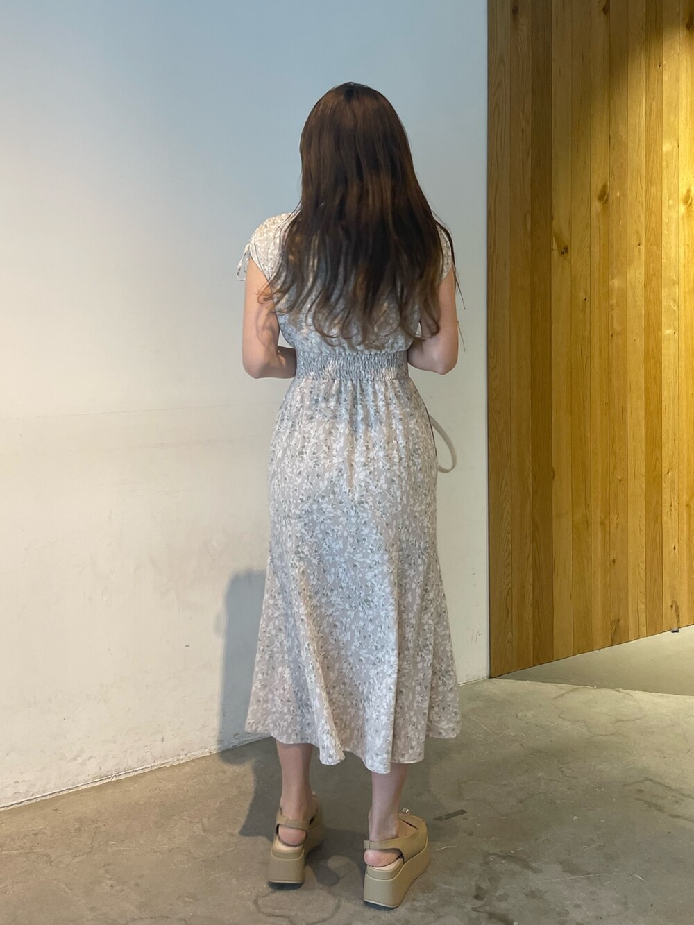 ベージュ系のサンダル、グレー系のカーディガン/ボレロ、グレー系のワンピースを着用したレディースの春コーディネートの7枚目の写真