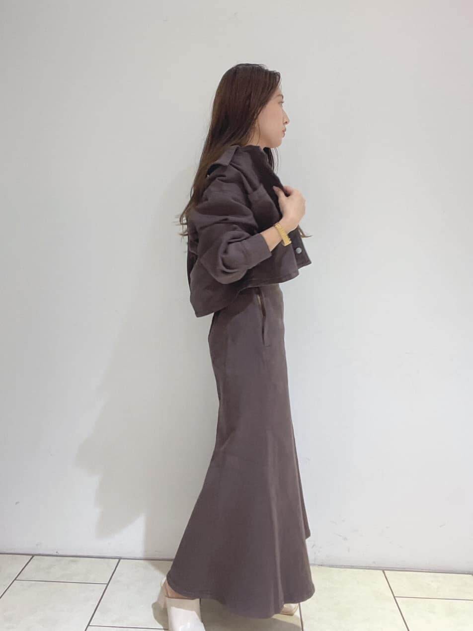 ホワイト系のサンダル、ブラウン系のデニムジャケット、ブラウン系のスカートを着用したレディースの夏コーディネートの8枚目の写真