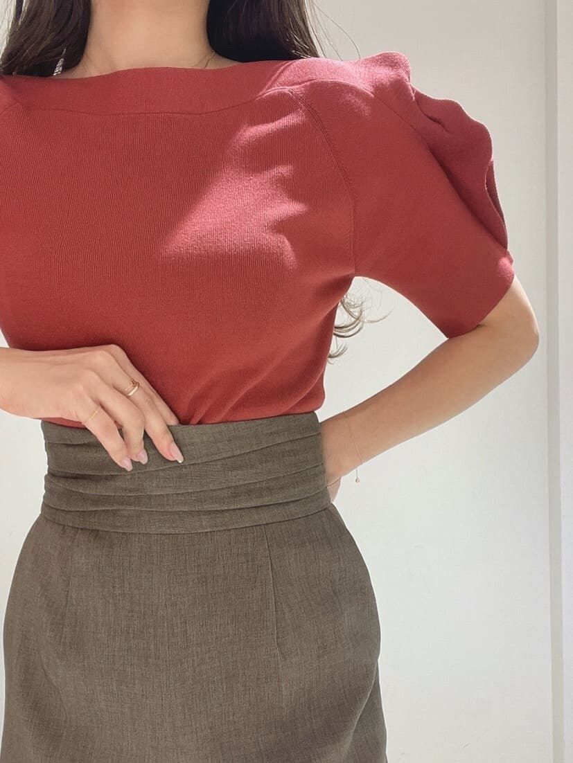 ホワイト系のサンダル、ブラウン系のその他パンツ、オレンジ系のニット/セーターを着用したレディースの夏コーディネートの7枚目の写真