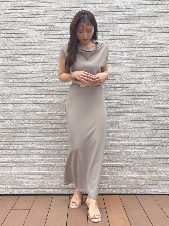 ベージュ系のサンダル、ベージュ系のスカート、ベージュ系のニット/セーターを着用したレディースの夏コーディネートの2枚目の写真