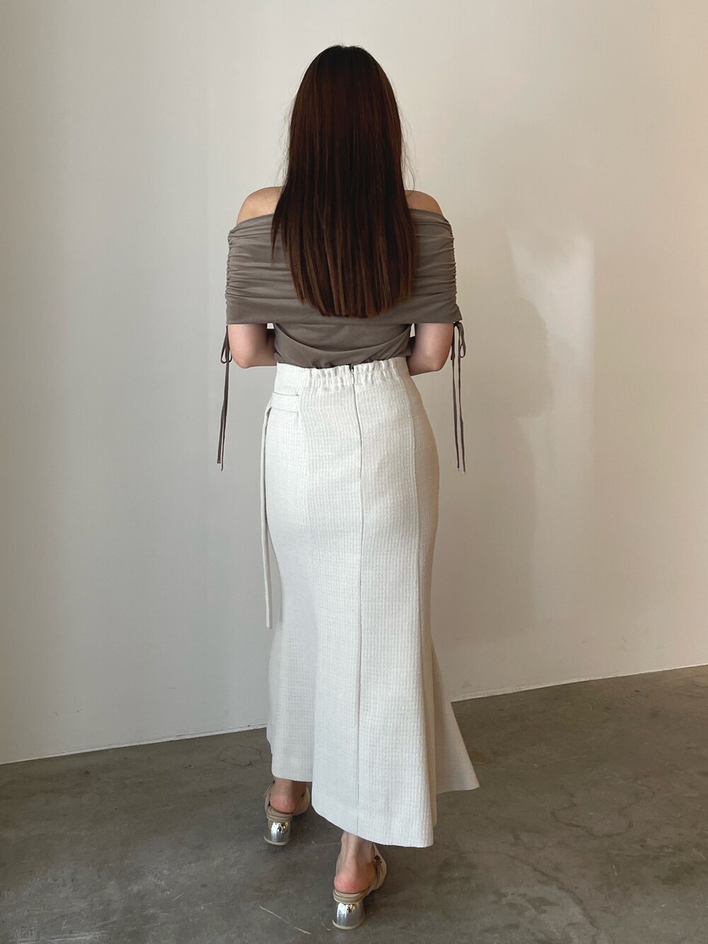 ベージュ系のパンプス、ブラウン系のTシャツ/カットソー、ホワイト系のスカートを着用したレディースの夏コーディネートの5枚目の写真